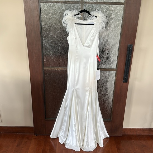 Mac Duggal
Feather Shoulder V-Neck Column Gown size 6 white NWT - Picture 8 of 15